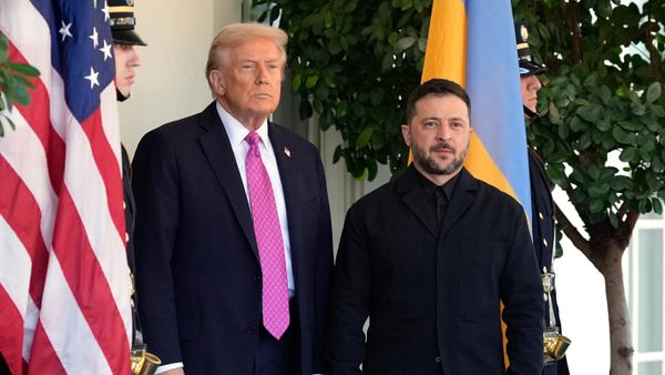 President Donald Trump, left, greets Ukraine's Volodymyr Zelensky at the White House, Friday, Oct. 17, 2025, in Washington.  - Sputnik भारत