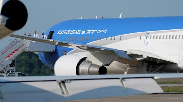 A plane that will carry Israeli Prime Minister Benjamin Netanyahu sits on the tarmac - Sputnik भारत