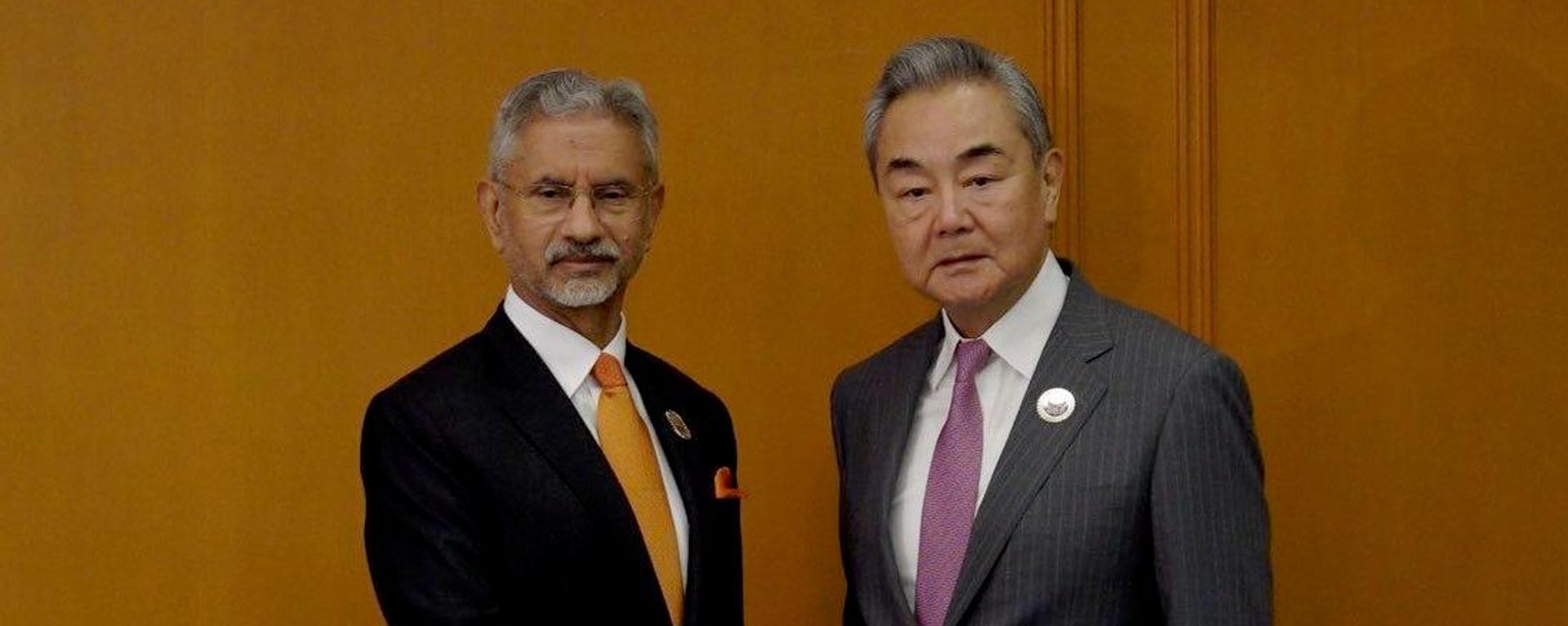Indian Foreign Minister S. Jaishankar shakes hands with his Chinese counterpart Wang Yi. - Sputnik भारत, 1920, 01.10.2026