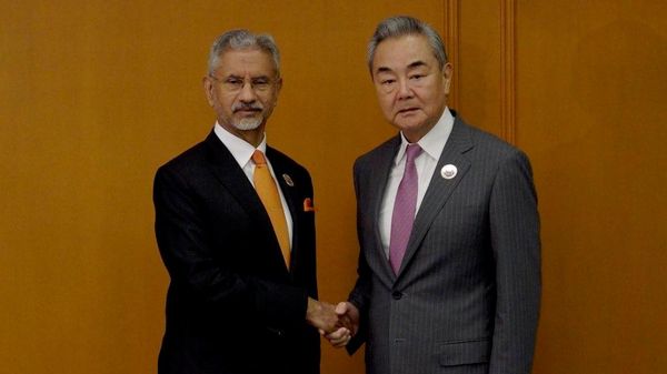 Indian Foreign Minister S. Jaishankar shakes hands with his Chinese counterpart Wang Yi. - Sputnik भारत