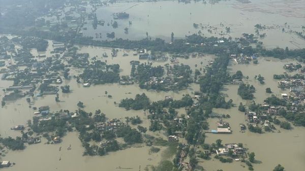 Indian Air Force helicopters carry out flood relief operations in Saran, Bihar. - Sputnik भारत