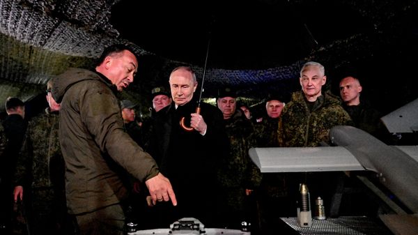 Russian President Vladimir Putin inspects military hardware at the Chebarkul training ground in the Chelyabinsk Region.  - Sputnik India