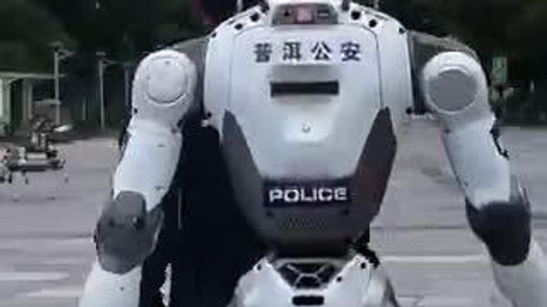Robot dog & humanoid robot join the police squad In southwest China - Sputnik India
