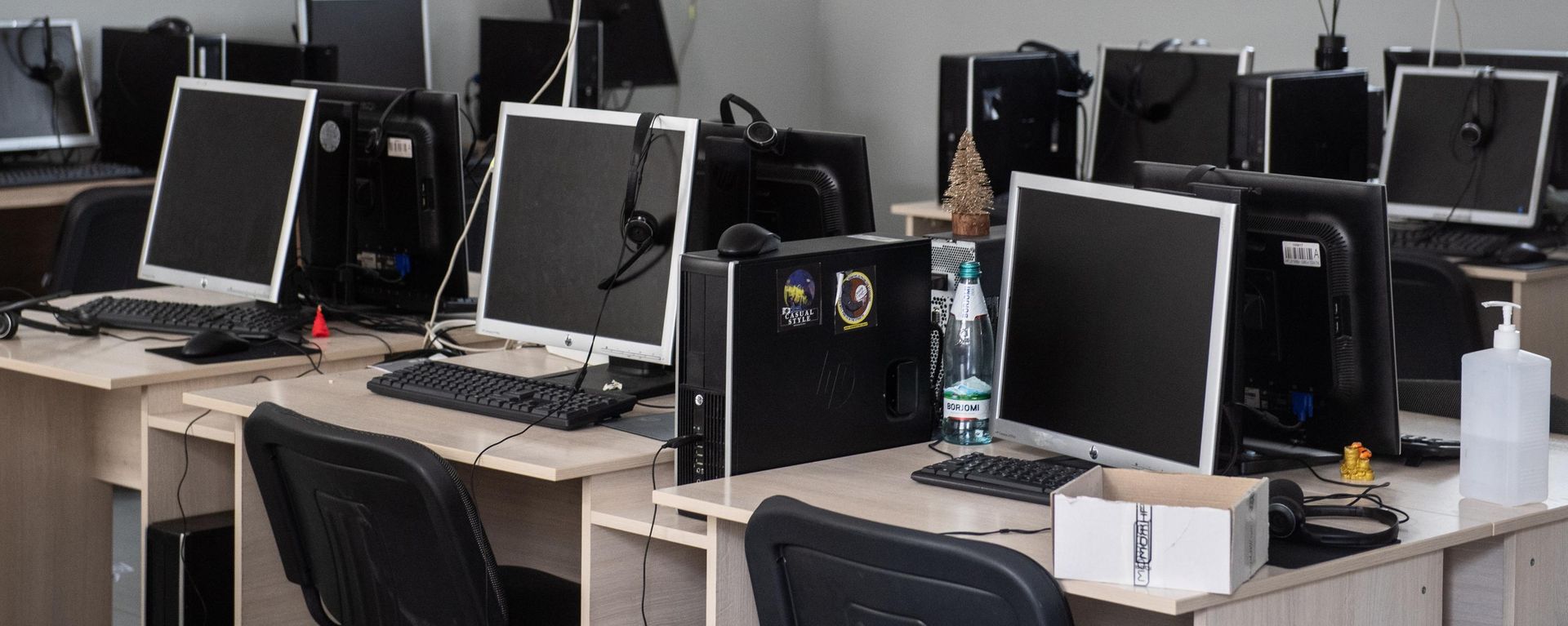 Computer equipment at the call center in Berdyansk, which had been abandoned by Ukrainian scammers - Sputnik India, 1920, 05.10.2026