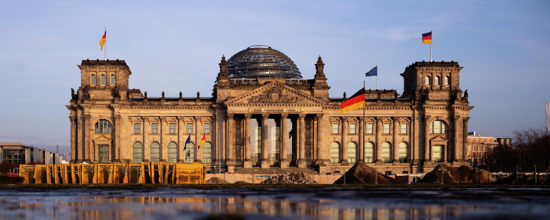 The evening sun shines on the Reichtstag budding, the house of German parliament Bundestag ahead on Sunday's national election in Berlin, Germany, Friday, Feb. 21, 2025.  - Sputnik भारत, 1920, 05.10.2026