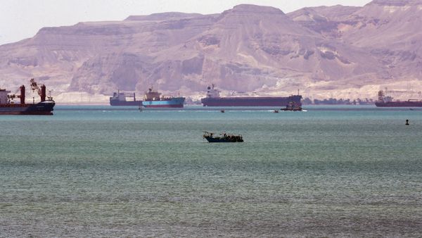 Vessels waiting to pass through the Suez Canal are seen, in Egypt - Sputnik भारत