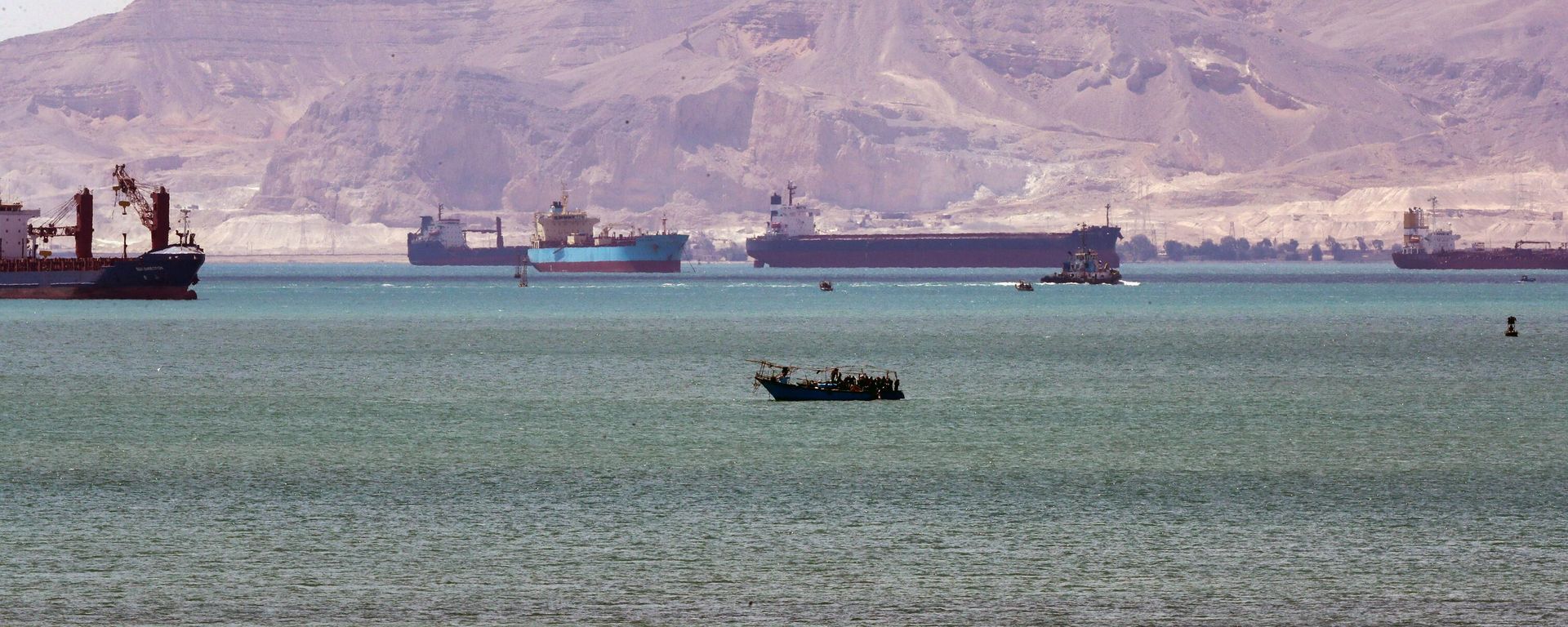Vessels waiting to pass through the Suez Canal are seen, in Egypt - Sputnik भारत, 1920, 06.10.2026