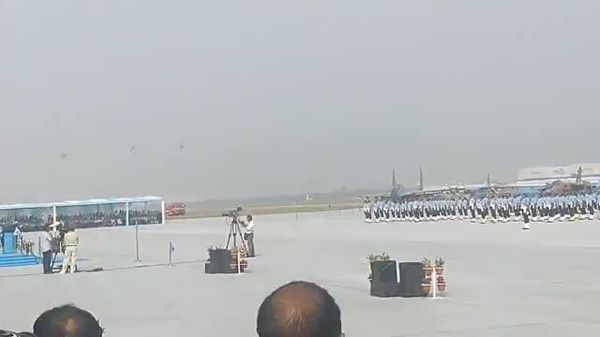 Three Mi-17 helicopters carrying IAF and national flags lead Air Force Day celebrations - Sputnik India