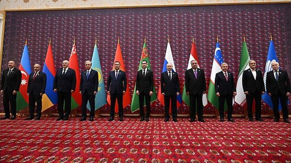 Vladimir Putin and other CIS leaders pose for a family photo ahead of the summit in Turkmenistan. - Sputnik भारत