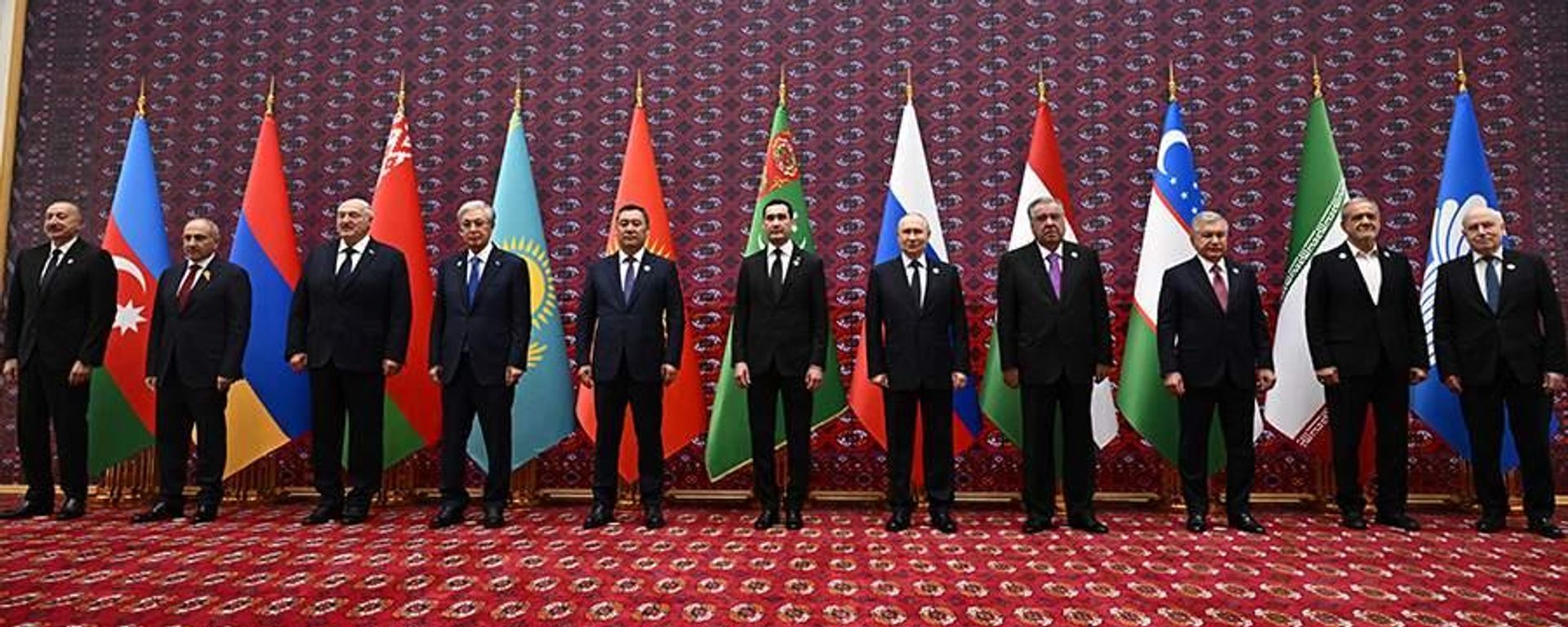 Vladimir Putin and other CIS leaders pose for a family photo ahead of the summit in Turkmenistan. - Sputnik भारत, 1920, 09.10.2026