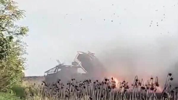 Russian Vostok Group artillery crews destroy camouflaged Ukrainian troop deployment areas in the Zaporozhye region - Sputnik India