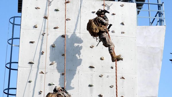 Indian and UAE troops during Exercise Mountain Guardian 2026 in Chaubatia, Uttarakhand. - Sputnik भारत