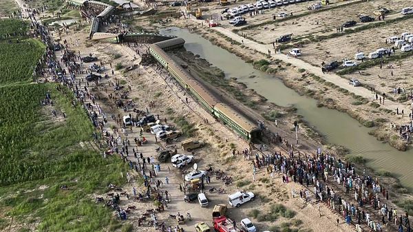 An arial view of the site of a passenger train derailed near Nawabshah, Pakistan - Sputnik भारत