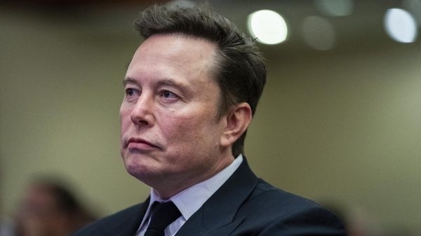 Elon Musk listens as President-elect Donald Trump speaks during a meeting with the House GOP conference, Wednesday, Nov. 13, 2024, in Washington - Sputnik भारत
