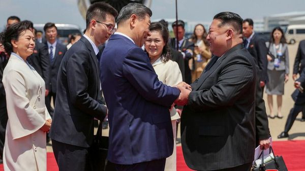 North Korean leader Kim Jong-un greets visiting Chinese President Xi Jinping. - Sputnik भारत