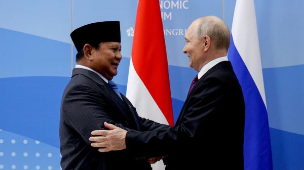 Russian President Vladimir Putin, right, and Indonesian President Prabowo Subianto greet each other prior to their talks on the sidelines of the Eastern Economic Forum in Vladivostok, Russia, Thursday, Sept. 3, 2026. - Sputnik भारत