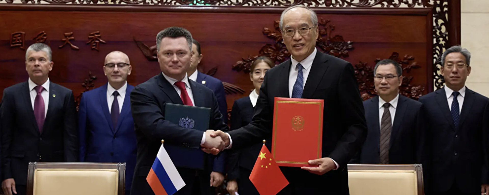 Russian Supreme Court chief justice Igor Krasnov and his Chinese counterpart, Supreme People's Court chief justice Zhang Jung during Krasnov's visit to Beijing. October 21, 2026. - Sputnik भारत, 1920, 21.10.2026