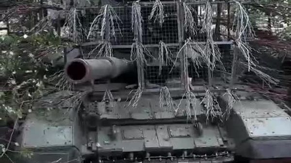 Russian T-80BVM tank crews destroy Ukrainian troop deployment areas in the Kharkov region - Sputnik India