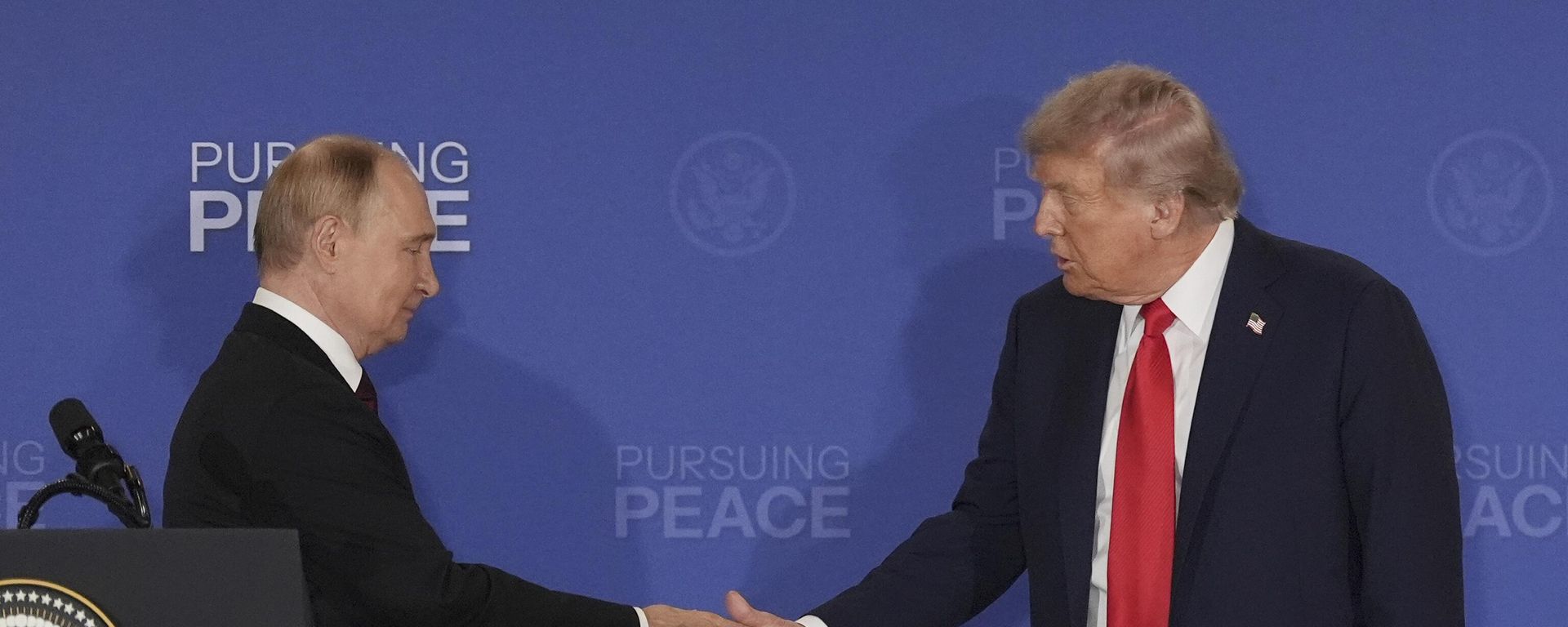 President Donald Trump, right, shakes the hand of Russia's President Vladimir Putin during a joint press conference at Joint Base Elmendorf-Richardson, Alaska, Friday, Aug. 15, 2025.  - Sputnik भारत, 1920, 22.10.2026