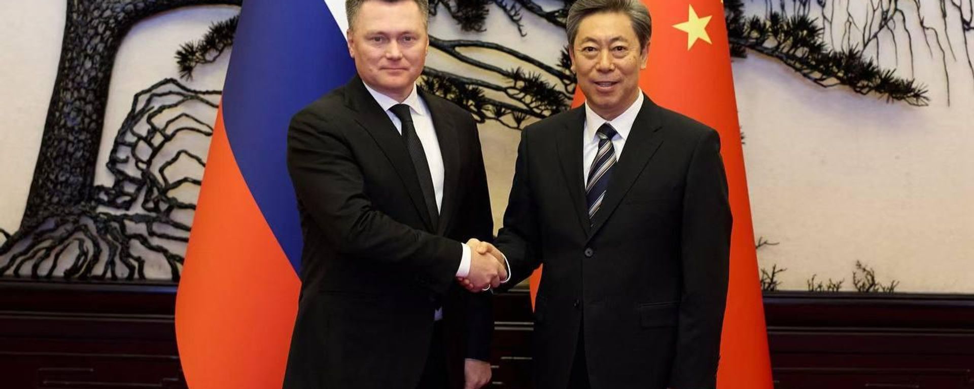 Meeting of Chen Wenqing, a member of the Political Bureau of the Communist Party of China Central Committee with Russian Supreme Court Chairman Igor Krasnov - Sputnik भारत, 1920, 22.10.2026