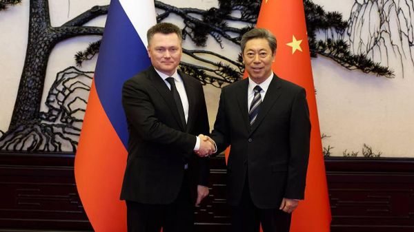 Meeting of Chen Wenqing, a member of the Political Bureau of the Communist Party of China Central Committee with Russian Supreme Court Chairman Igor Krasnov - Sputnik भारत