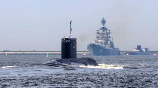 From left: the Kolpino diesel submarine, the Pyotr Veliky nuclear-powered guided-missile heavy cruiser, and the Dmitry Donskoi nuclear-powered ballistic missile submarine during the final rehearsal of the naval parade to celebrate Russian Navy Day in Kronstadt - Sputnik India