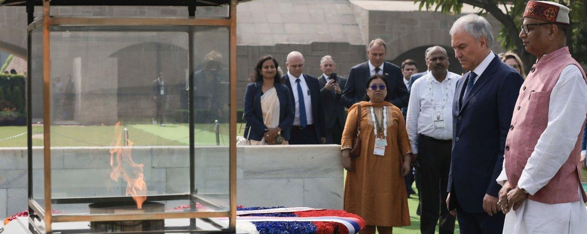 Vyacheslav Volodin pays tribute to Mahatma Gandhi at Raj Ghat in New Delhi. - Sputnik भारत, 1920, 25.10.2026