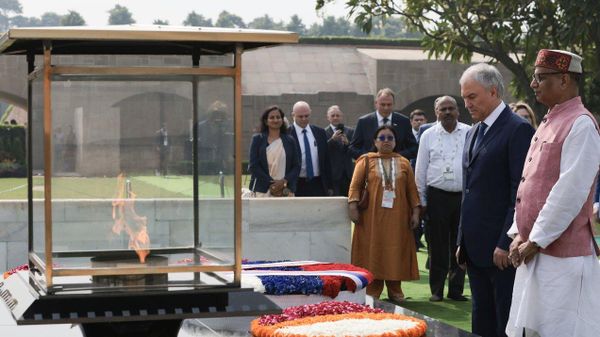 Vyacheslav Volodin pays tribute to Mahatma Gandhi at Raj Ghat in New Delhi. - Sputnik भारत