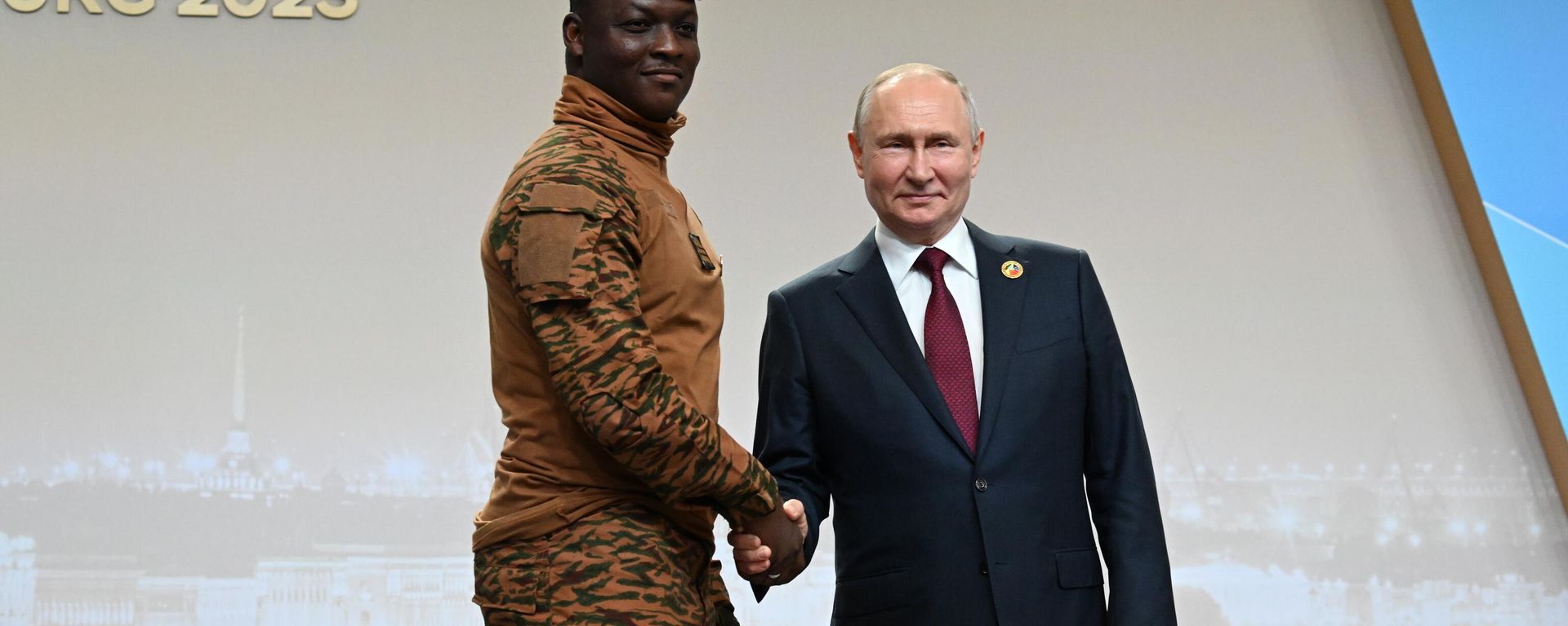 Vladimir Putin shakes hand with Burkina Faso Interim President Ibrahim Traore - Sputnik भारत, 1920, 27.10.2026