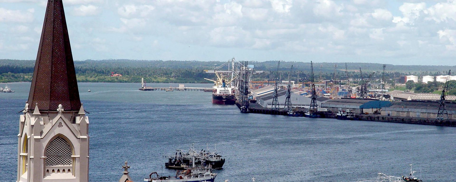 The Dar es Salaam Port can be seen with the St. Joseph's cathedral in the foreground, on May 22, 2006.  - Sputnik भारत, 1920, 28.10.2026