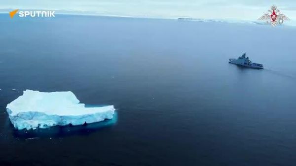 Through the eternal ice: Russia’s Northern Fleet patrols the Arctic - Sputnik India